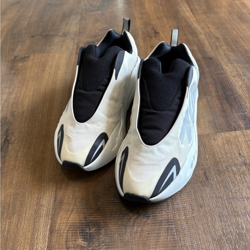 Yeezy Boost Adidas Sneakers 700  Laceless Analog Size Mens 7.5